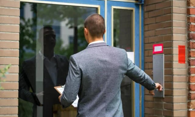 Czy windykator może dzwonić do sąsiadów? Poznaj swoje prawa i uniknij przykrych sytuacji Czy windykator może dzwonić do sąsiadów? Poznaj swoje prawa i uniknij przykrych sytuacji