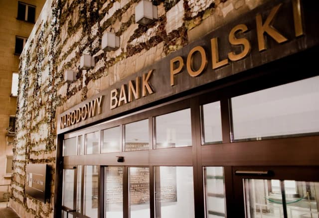 Zarobki asystentki w NBP: Ile naprawdę można zarobić w banku centralnym? Zarobki asystentki w NBP: Ile naprawdę można zarobić w banku centralnym?